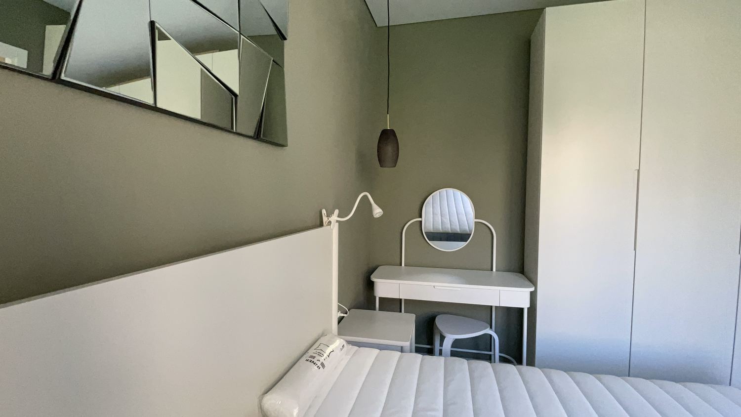 Dormitor cu mobilier integrat