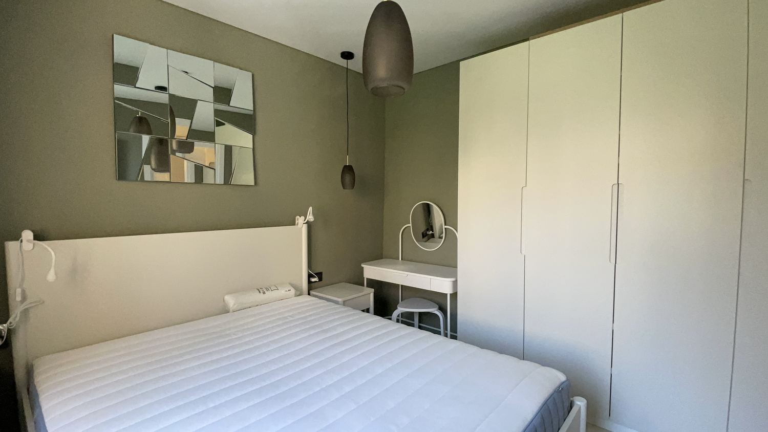 Dormitor cu mobilier integrat